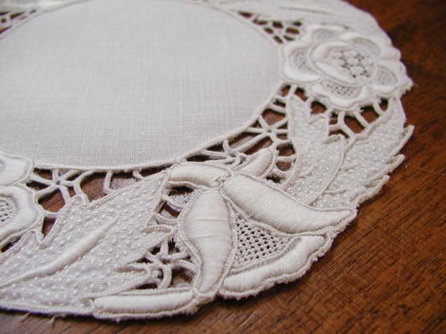 Wonderful doily with Richelieu lace with Milan embroidery