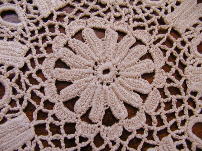 Charming pair of round doilies in Irish guipure lace