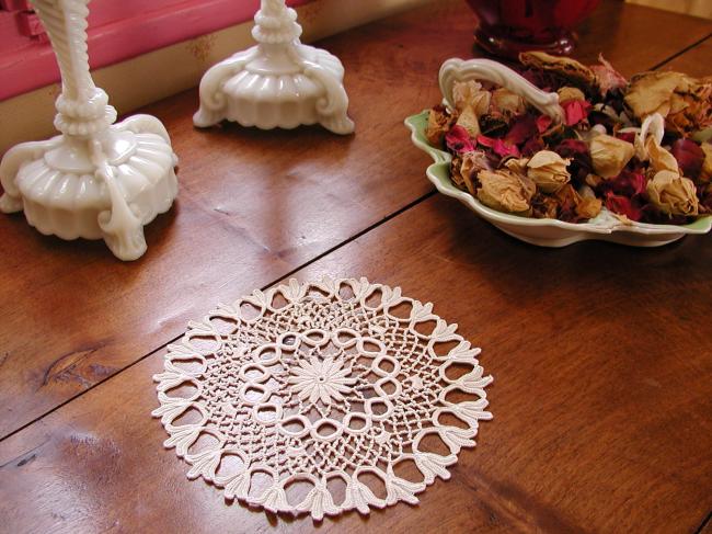 Charming round doily in Irish guipure lace 1920