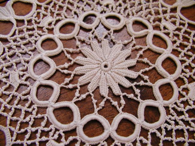 Charming round doily in Irish guipure lace 1920