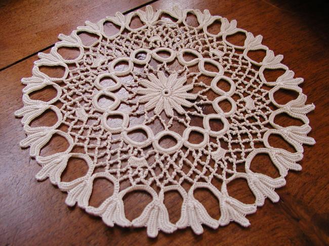 Charming round doily in Irish guipure lace 1920