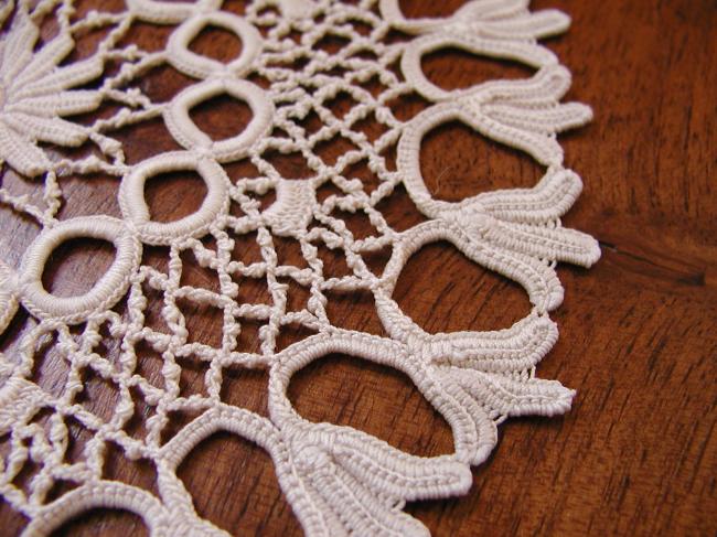 Charming round doily in Irish guipure lace 1920