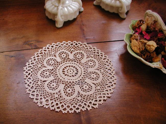 Charming round doily in Irish guipure lace 1920