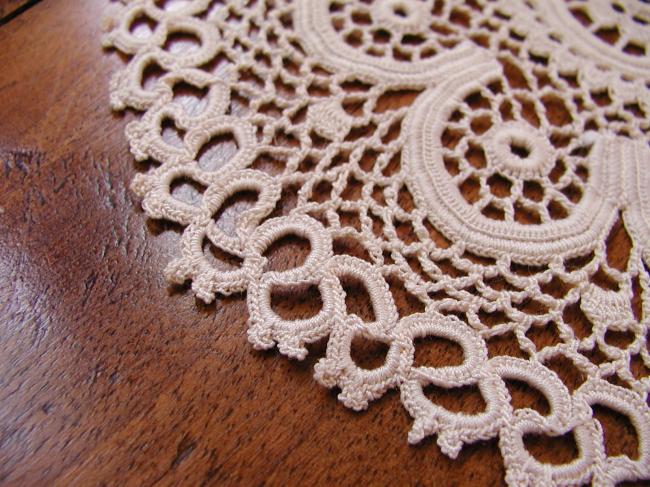 Charming round doily in Irish guipure lace 1920