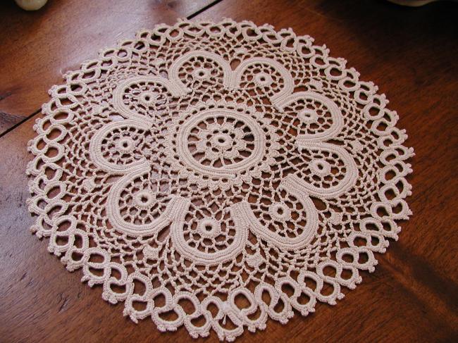 Charming round doily in Irish guipure lace 1920