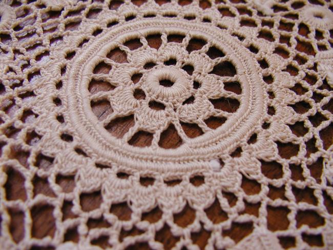 Charming round doily in Irish guipure lace 1920