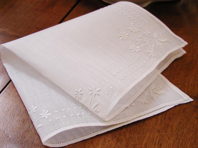 Superb handkerchief in batiste of linen with sweet handmade embroidery of flower