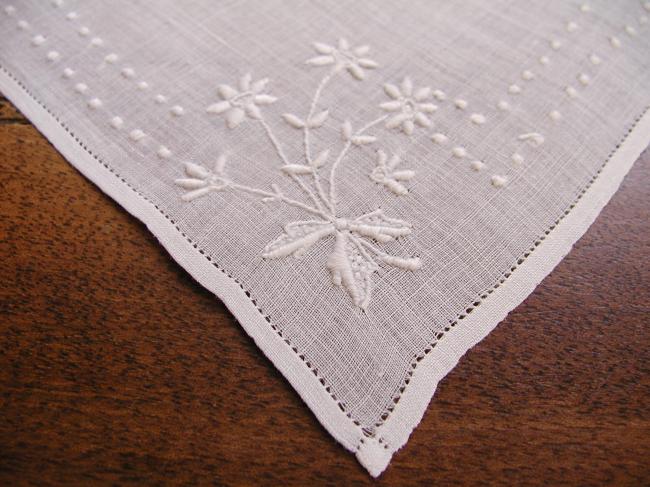 Superb handkerchief in batiste of linen with sweet handmade embroidery of flower