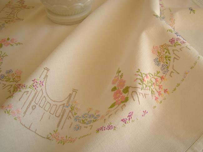 Romantique nappe brodée d'un jardin anglais aux  couleurs acidulées