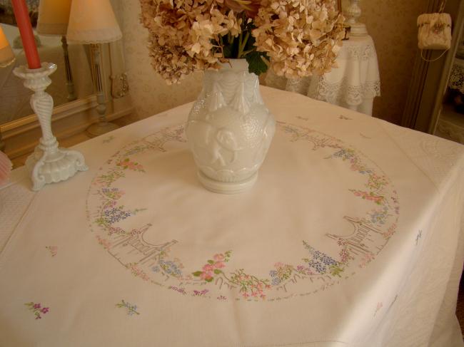 Romantique nappe brodée d'un jardin anglais aux  couleurs acidulées