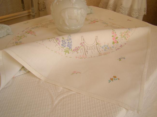 Romantique nappe brodée d'un jardin anglais aux  couleurs acidulées