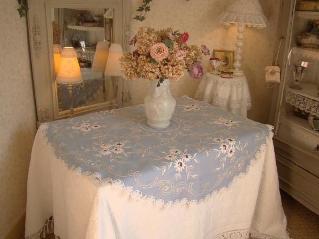 Adorable nappe de guéridon en lin bleu brodé de marguerites blanches