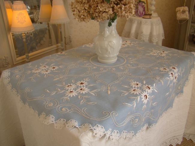 Adorable nappe de guéridon en lin bleu brodé de marguerites blanches