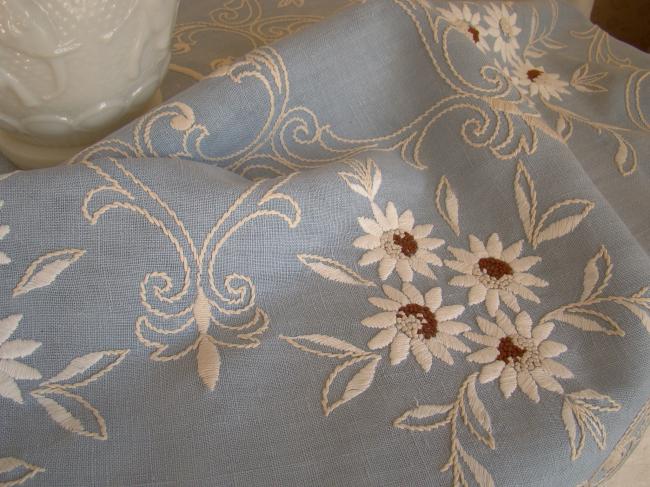 Adorable nappe de guéridon en lin bleu brodé de marguerites blanches