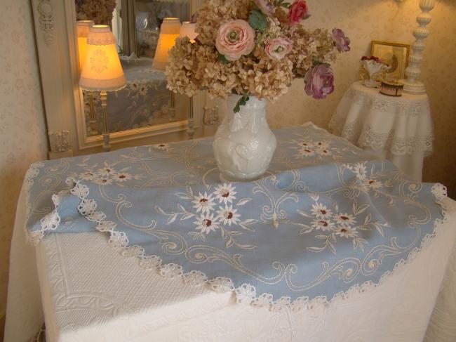 Adorable nappe de guéridon en lin bleu brodé de marguerites blanches