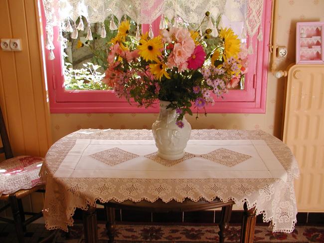 Merveilleux chemin de table avec une large dentelle main 1920, décor très fleuri