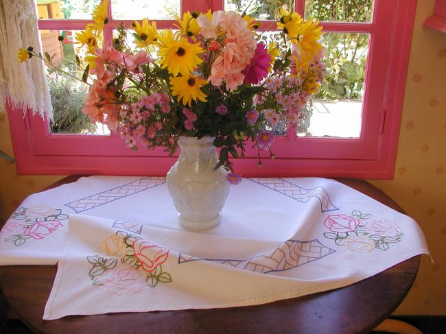 Breathtaking tablecloth with rich colours hand-embroidered medallion of roses