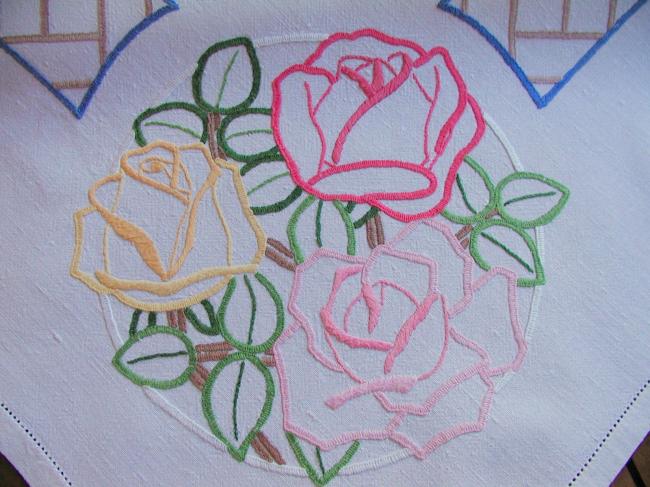 Breathtaking tablecloth with rich colours hand-embroidered medallion of roses