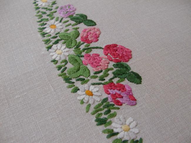 Really romantic tablecloth with hand-embroidered crowns of summer flowers