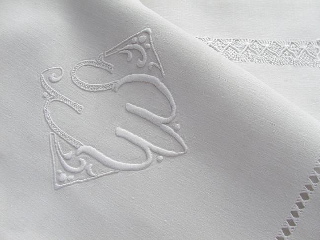 Splendeur de drap en pur fil brodé d'un monogramme CS, avec rivières ajourées