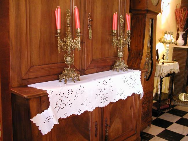 Very attractive sideboard top, embroidery à la Richelieu 1920