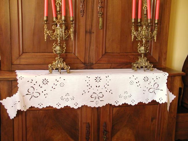 Very attractive sideboard top, embroidery à la Richelieu 1920