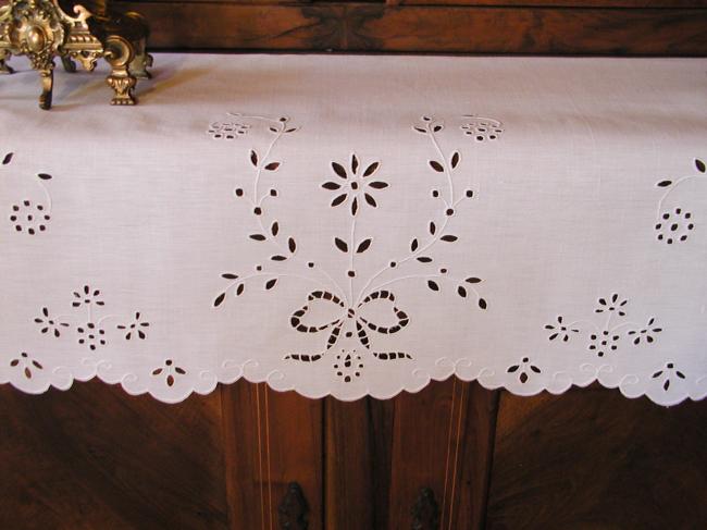 Very attractive sideboard top, embroidery à la Richelieu 1920