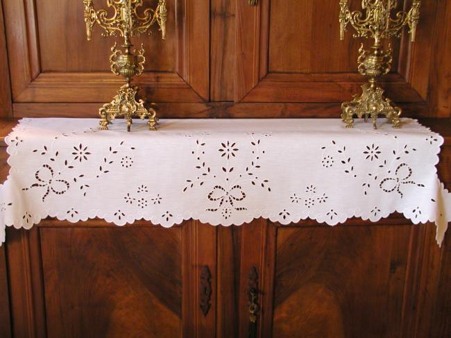 Very attractive sideboard top, embroidery à la Richelieu 1920