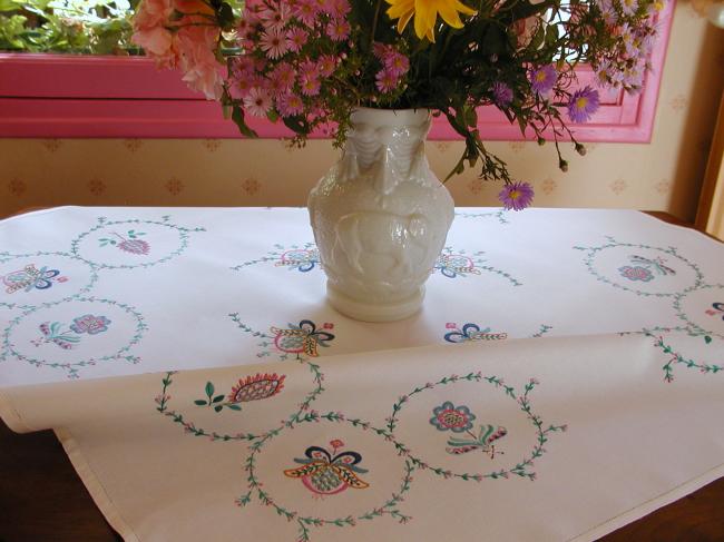 Superbe Jacobean hand-embroidered tablecloth