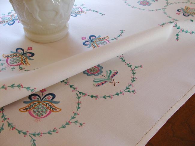 Superbe Jacobean hand-embroidered tablecloth