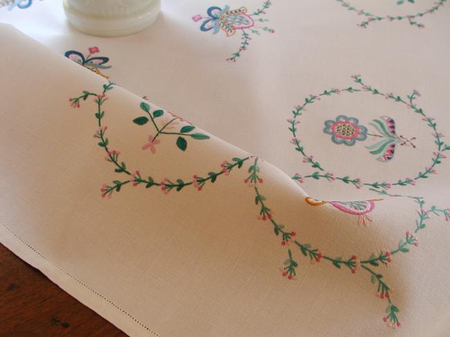 Superbe Jacobean hand-embroidered tablecloth