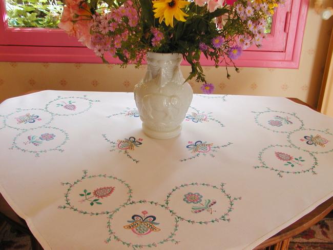 Superbe Jacobean hand-embroidered tablecloth