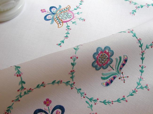 Superbe Jacobean hand-embroidered tablecloth