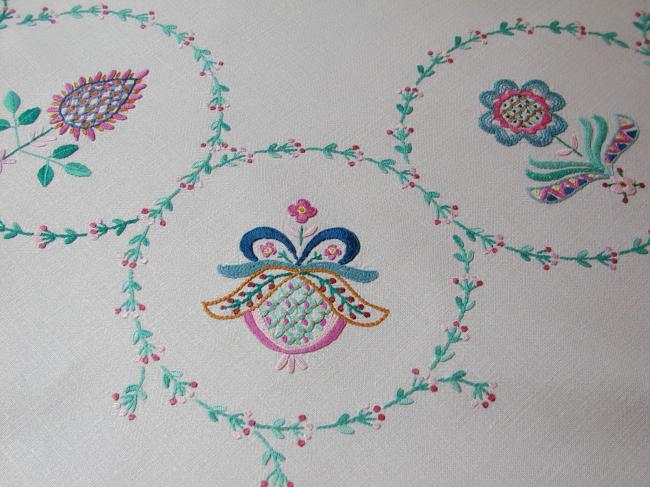 Superbe Jacobean hand-embroidered tablecloth