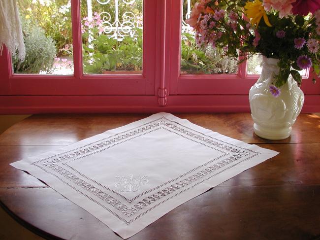 Superbe centre de table ajouré en Ténériffe et  brodé d'un monogramme  W ou M