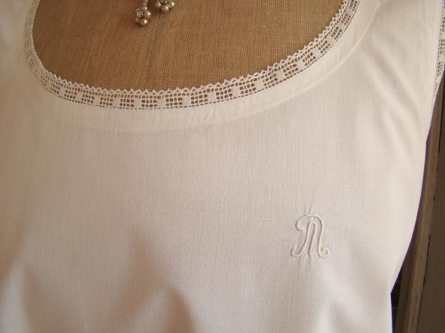 Charmante chemise de nuit en lin avec dentelle et petit monogramme M