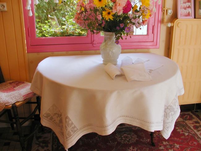 So sweet tea tablecloth with its 6 napkins, lovely handmade open embroidery