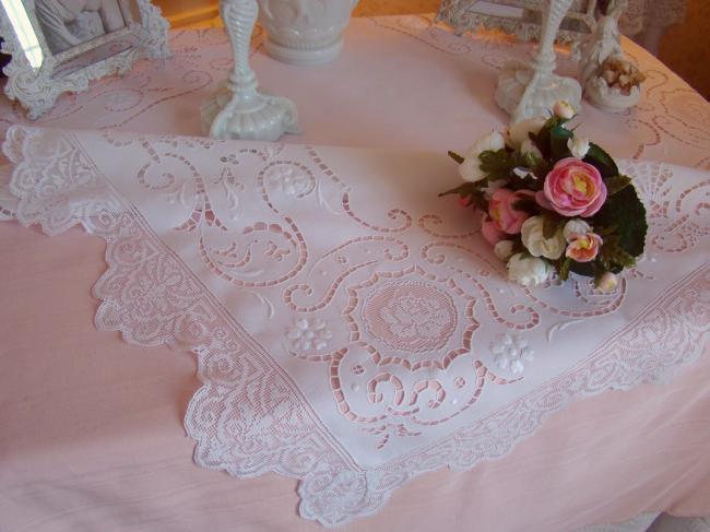 Merveilleuse nappe en batiste, dentelle de filet &  broderie à la Richelieu