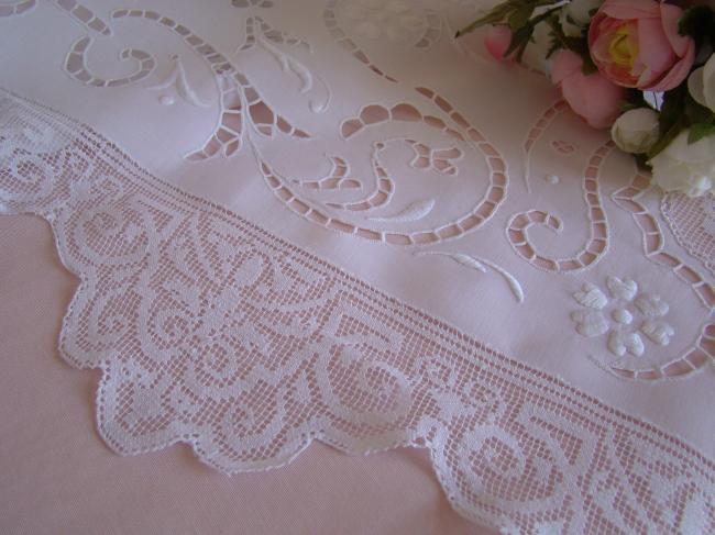 Merveilleuse nappe en batiste, dentelle de filet &  broderie à la Richelieu