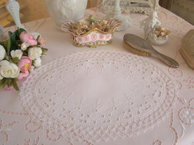 Superbe centre de table ajouré et brodé à la Richelieu, dentelle de Cluny 1910