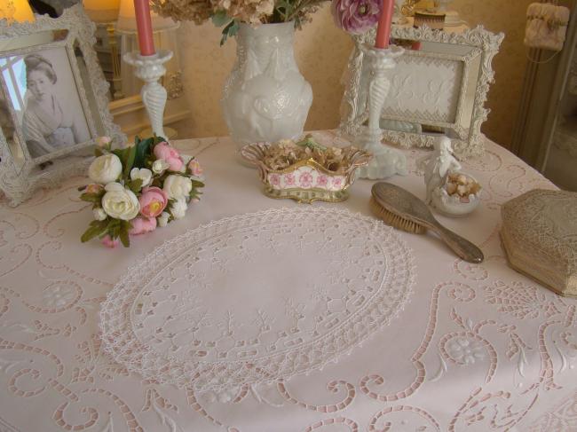 Superbe centre de table ajouré et brodé à la Richelieu, dentelle de Cluny 1910