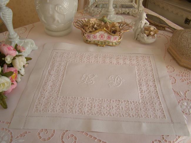 Magnifique centre de table ajouré avec monogramme fleuri LD