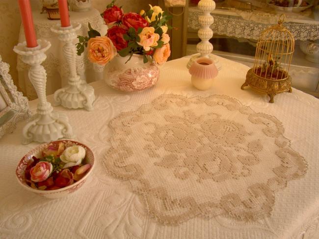 Superbe centre de table en dentelle de filet rebrodé, décor de roses anciennes