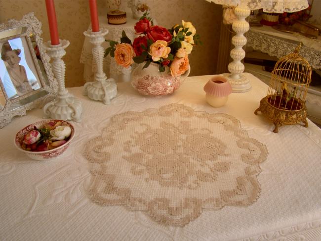 Superbe centre de table en dentelle de filet rebrodé, décor de roses anciennes