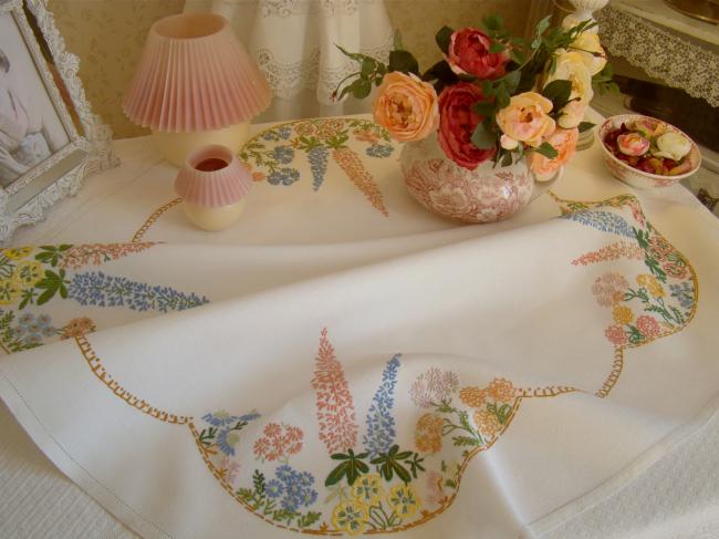 Romantique petite nappe brodée d'une multitude de fleurs de Printemps