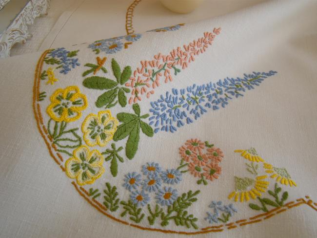 Romantique petite nappe brodée d'une multitude de fleurs de Printemps