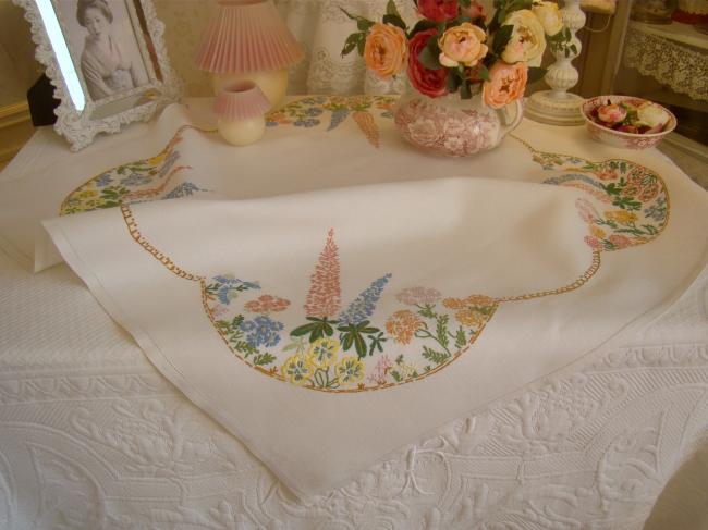 Romantique petite nappe brodée d'une multitude de fleurs de Printemps