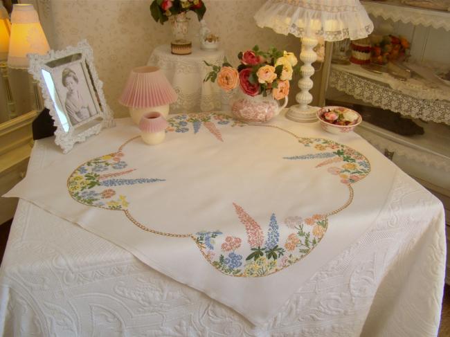 Romantique petite nappe brodée d'une multitude de fleurs de Printemps