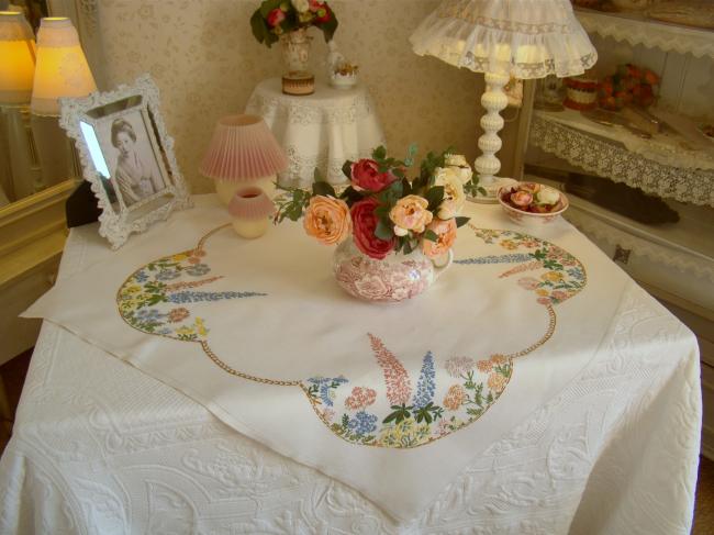 Romantique petite nappe brodée d'une multitude de fleurs de Printemps