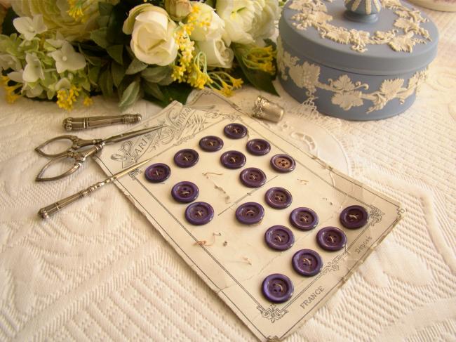 Joli ancien bouton bourelet en nacre (burgau) violet irisé, en 17mm